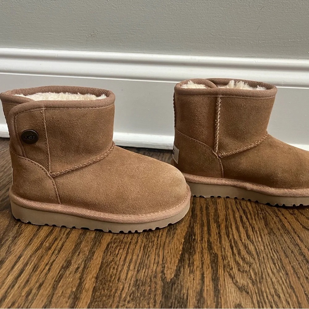 Ugg Toddler Jona Boots with Button, Size 10 - Picture 4 of 9